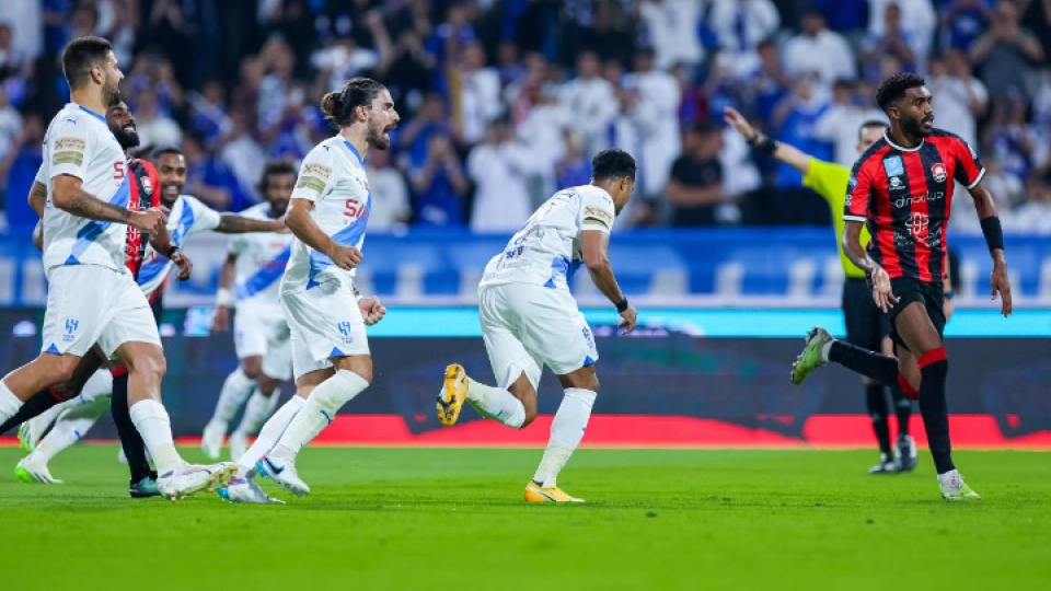 الرائد يقابل الهلال في إطارات مباريات الدوري السعودي